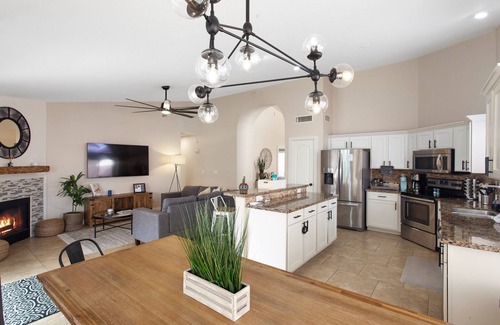 Gilbert House | On HGTV Show House Hunters! Heated Pool! Family & Dog friendly, Prime location!