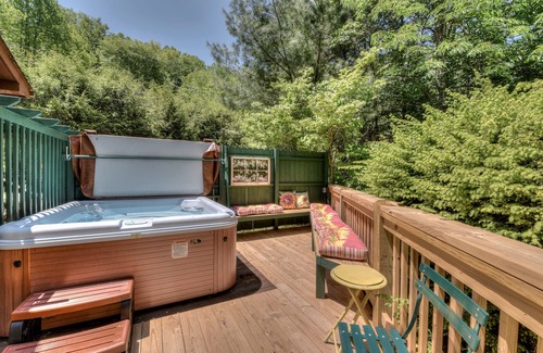 Maggie Valley Cabin | On Jonathan Creek! Family Oriented! Hot Tub! Small Dogs ok