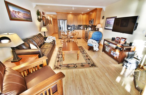 Dillon Condo | On Lake! Hot Tub, Views, Elevator! Walk to Concerts, Marina, Dining