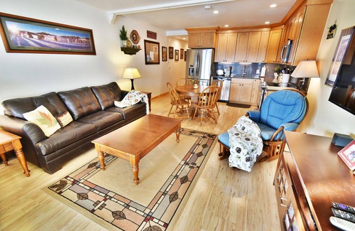 Dillon Condo | On Lake! Hot Tub, Views, Elevator! Walk to Concerts, Marina, Dining