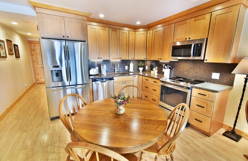 Dillon Condo | On Lake! Hot Tub, Views, Elevator! Walk to Concerts, Marina, Dining