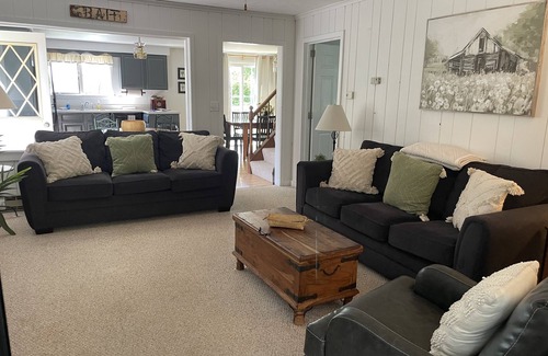 Town of Owasco House | ON LAKE: Private Beach, Central Air, Kayaks, Sunsets,Boat Dock & Clean Swimming!