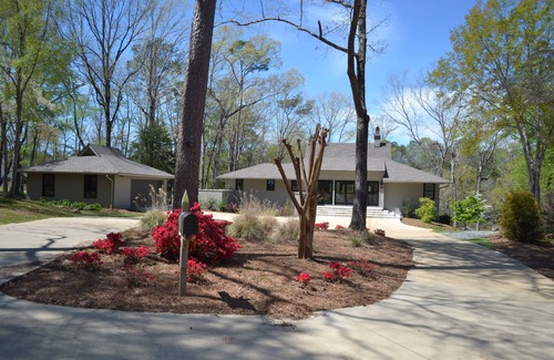 Northport House | On Lake Tuscaloosa with Covered Dock - 3 King beds 3 1/2 bath PLUS Bunk Room