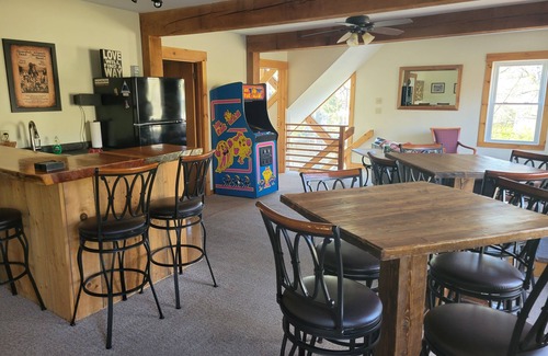 Ludlow House | On Shuttle, LIMITED PARKING, Hot Tub, Game room, NEW Dining/renovated Kitchen