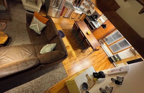 Ludlow House | On Shuttle, LIMITED PARKING, Hot Tub, Game room, NEW Dining/renovated Kitchen