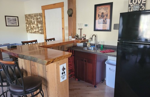 Ludlow House | On Shuttle, LIMITED PARKING, Hot Tub, Game room, NEW Dining/renovated Kitchen