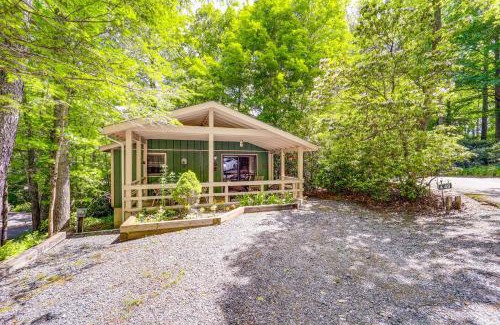 Newland House | On-Site Lake and Pool Access Cabin in Newland!