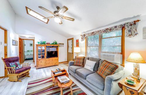 Newland House | On-Site Lake and Pool Access Cabin in Newland!