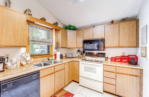 Newland Cabin | On-Site Lake & Pool Access: Cabin in Newland!