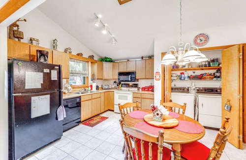 Newland Cabin | On-Site Lake & Pool Access: Cabin in Newland!