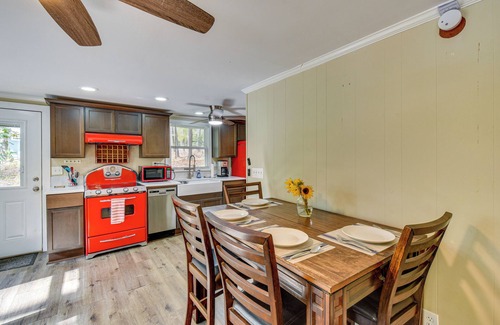 Reed Creek Cottage | On-Site River Access: Hartwell Getaway w/Deck!