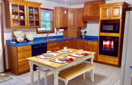 Flippin House | On the Banks of the White River, Private Boat Ramp, Great for Fishing & Groups