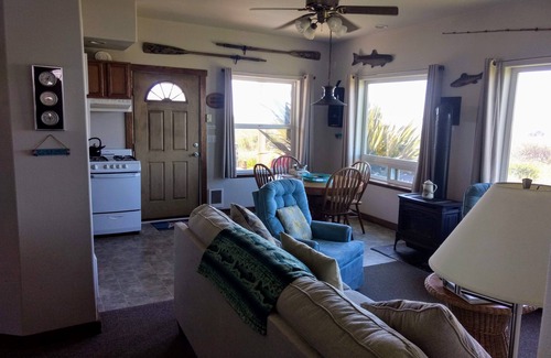Moclips Apartment | On the beach in MOCLIPS with hot tub, fireplace, BBQ, patio, beach access & more