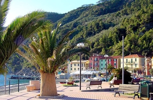 Riva Trigoso Apartment | On the beach, sea view, wonderful holiday home