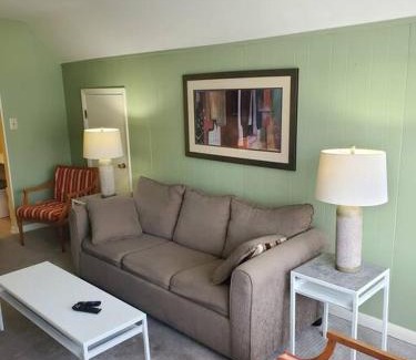 Milwaukee Apartment | On the Boulevard near UW-Milwaukee
