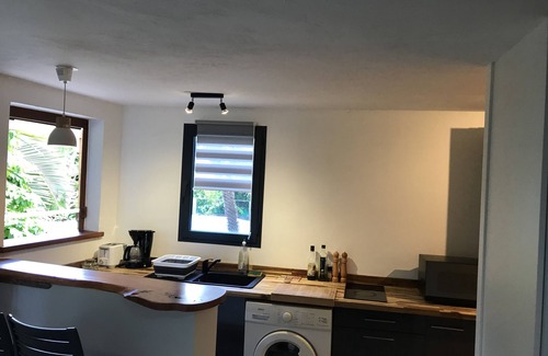Le Moule Apartment | On the coast, studio cosi for a stay with the sound of the waves
