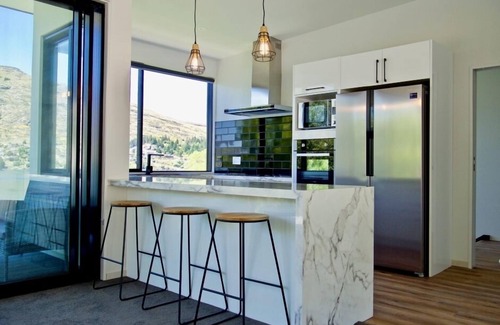 Frankton House | On the Lake , Remarkable Views