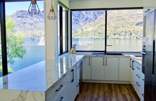 Frankton House | On the Lake , Remarkable Views