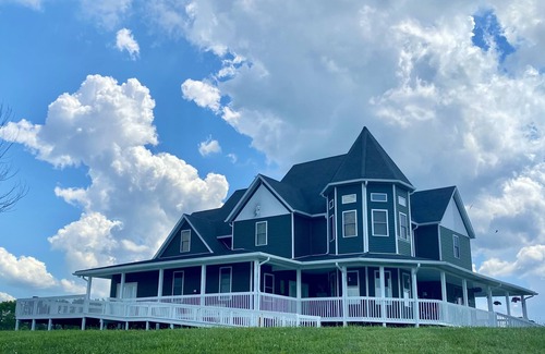 Murphysboro House | On the Lake & Wine Trail & a Perfect Getaway for 16+ With an ADA Suite!