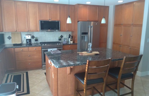 Lynden House | On the Lynden Airport, Open Floor Plan. Easy 1 mile walk to Downtown.