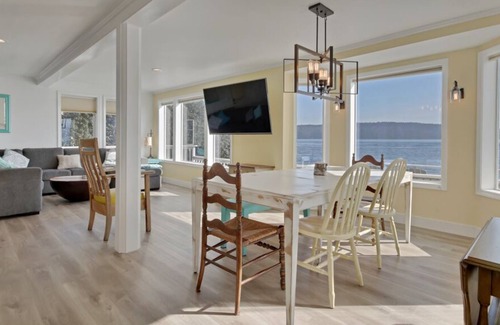 Gig Harbor House | On the ocean, BEACH FRONT, Private Oasis, 3 Bed 2 Bath + Office with HUGE Deck