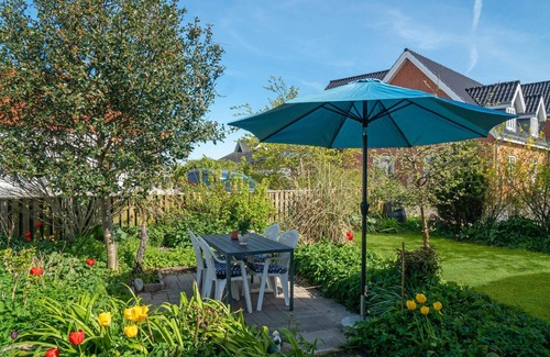 Reersø House | On the Reersø peninsula, this bright vacation home welcomes you in a central location.