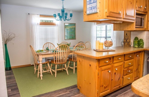 Eagle Rock Cottage | On the Rocks Cottage. Lakefront, Dog-Friendly. Sleeps 16. Bunkhouse. Free Wifi