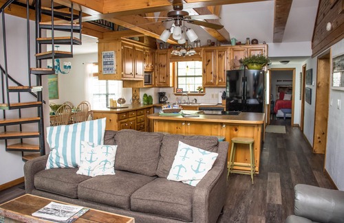 Eagle Rock Cottage | On the Rocks Cottage. Lakefront, Dog-Friendly. Sleeps 16. Bunkhouse. Free Wifi