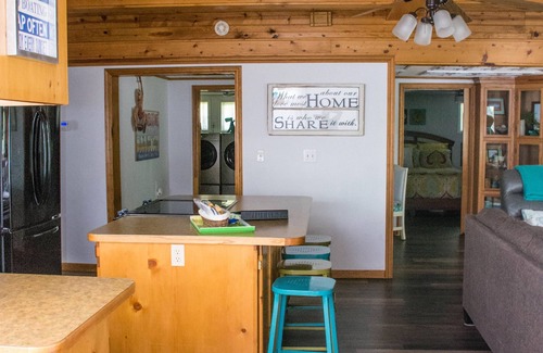 Eagle Rock Cottage | On the Rocks Cottage. Lakefront, Dog-Friendly. Sleeps 16. Bunkhouse. Free Wifi