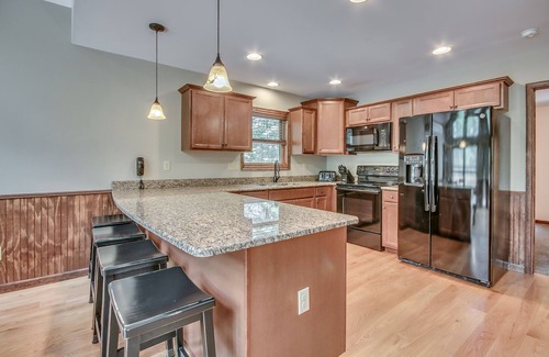 Lake Harmony Estates House | "On The Rocks", Hot Tub, Pool Table, Foosball, Bar, WIFI