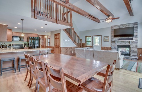 Lake Harmony Estates House | "On The Rocks", Hot Tub, Pool Table, Foosball, Bar, WIFI