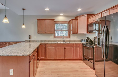 Lake Harmony Estates House | "On The Rocks", Hot Tub, Pool Table, Foosball, Bar, WIFI