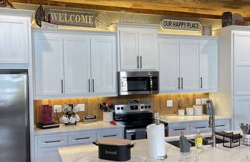 Glenwood Cabin | ON THE ROCKS is the place to be! A new spacious cabin & fully stocked!