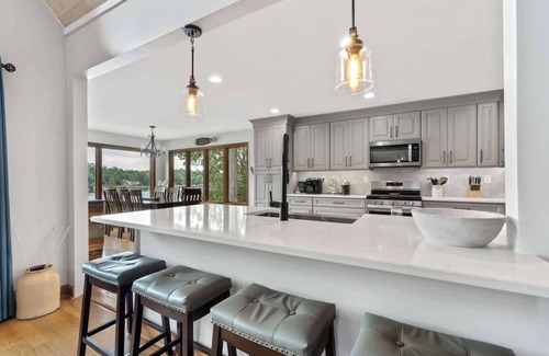 Milledgeville House | On The Rocks-Sleeps 17, 2 Master Suites, + More!