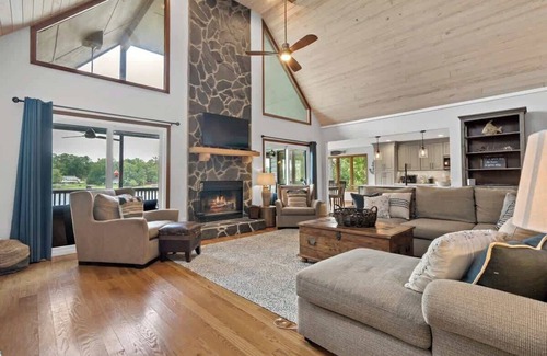Milledgeville House | On The Rocks-Sleeps 17, 2 Master Suites, + More!