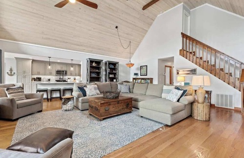 Milledgeville House | On The Rocks-Sleeps 17, 2 Master Suites, + More!