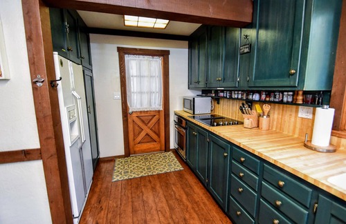 Glencoe Cabin | ON THE SHORES OF LAKEMONT PINES LAKE W/POOL TABLE, KAYAKS AND CANOE PET FRIENDLY