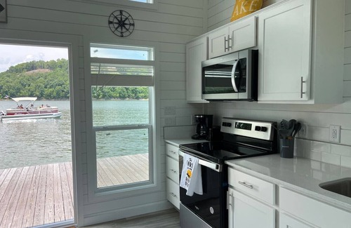 Russell Springs Boat Rental | On-Water 10 #34 - Lake Cumberland marina