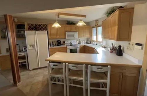 Leesburg House | On Weiss Lake 40 steps to the Water! Come early, stay late-1:00 pm check in/out!