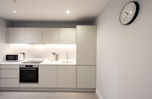 Brentwood Apartment | One Bed Apartment with Parking