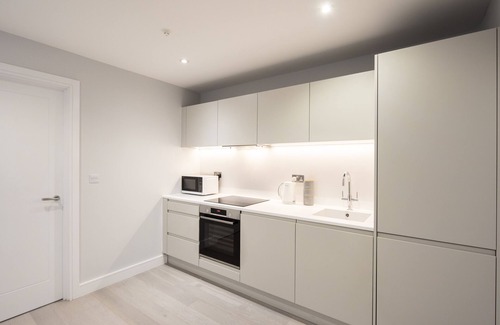 Brentwood Apartment | One Bed Apartment with Parking