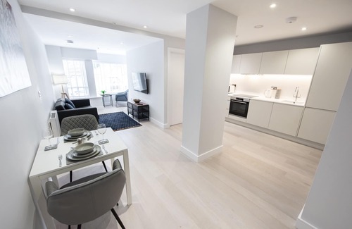 Brentwood Apartment | One Bed Apartment with Parking