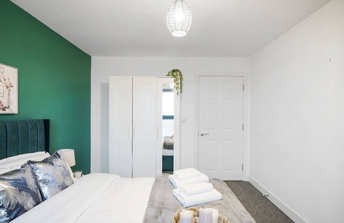George Green Apartment | One Bed Apt/ Free Parking/ Sleeps 4