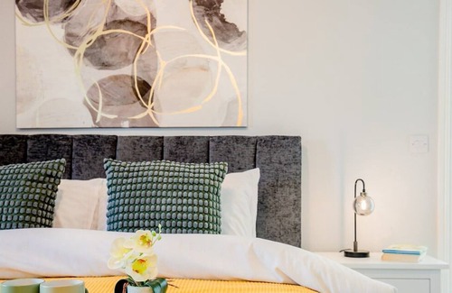 Evesham Apartment | One Bed Penthouse in Town Centre