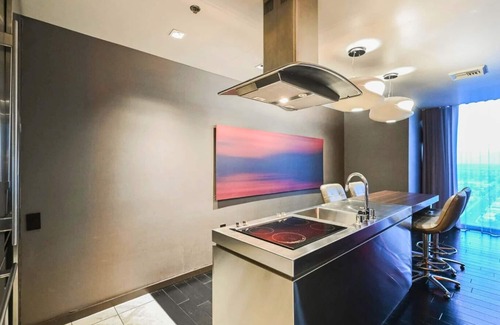 Las Vegas Apartment | One Bedroom | 1.5 Baths & Living Room | Jet Tub – Palms Place StripSuite