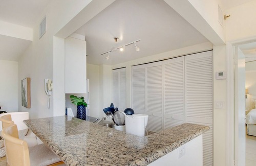 Southwest Coconut Grove Apartment | One Bedroom Apartment | Coconut Grove | 1040 SQFT