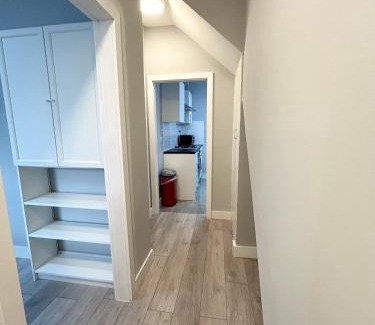 Pinkwell Apartment | One Bedroom Apartment Near Heathrow Airport & London