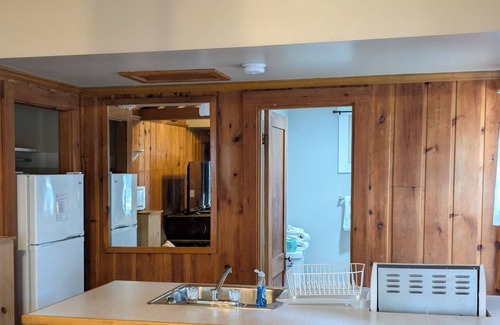 Salsbury Cove Apartment | One Bedroom Cabin Cosy and Comfortable Cabin 10C