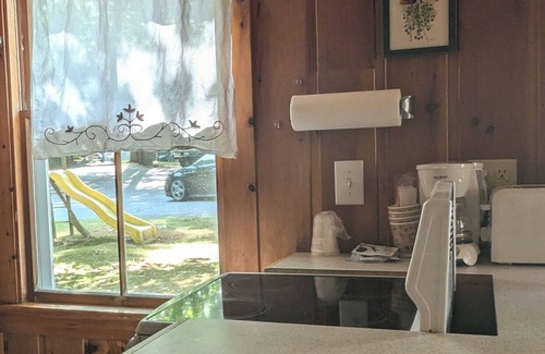 Salsbury Cove Apartment | One Bedroom Cabin Cosy and Comfortable Cabin 10C