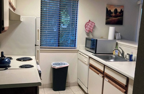 Englewood Condo | One bedroom Condo with Free Parking/Gym